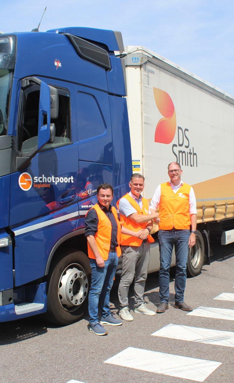 Jeroen Schotpoort (SL), Edwin Mulder (DS Smith Packaging  Eerbeek) en Nico Louwen (Beurtvaartadres)